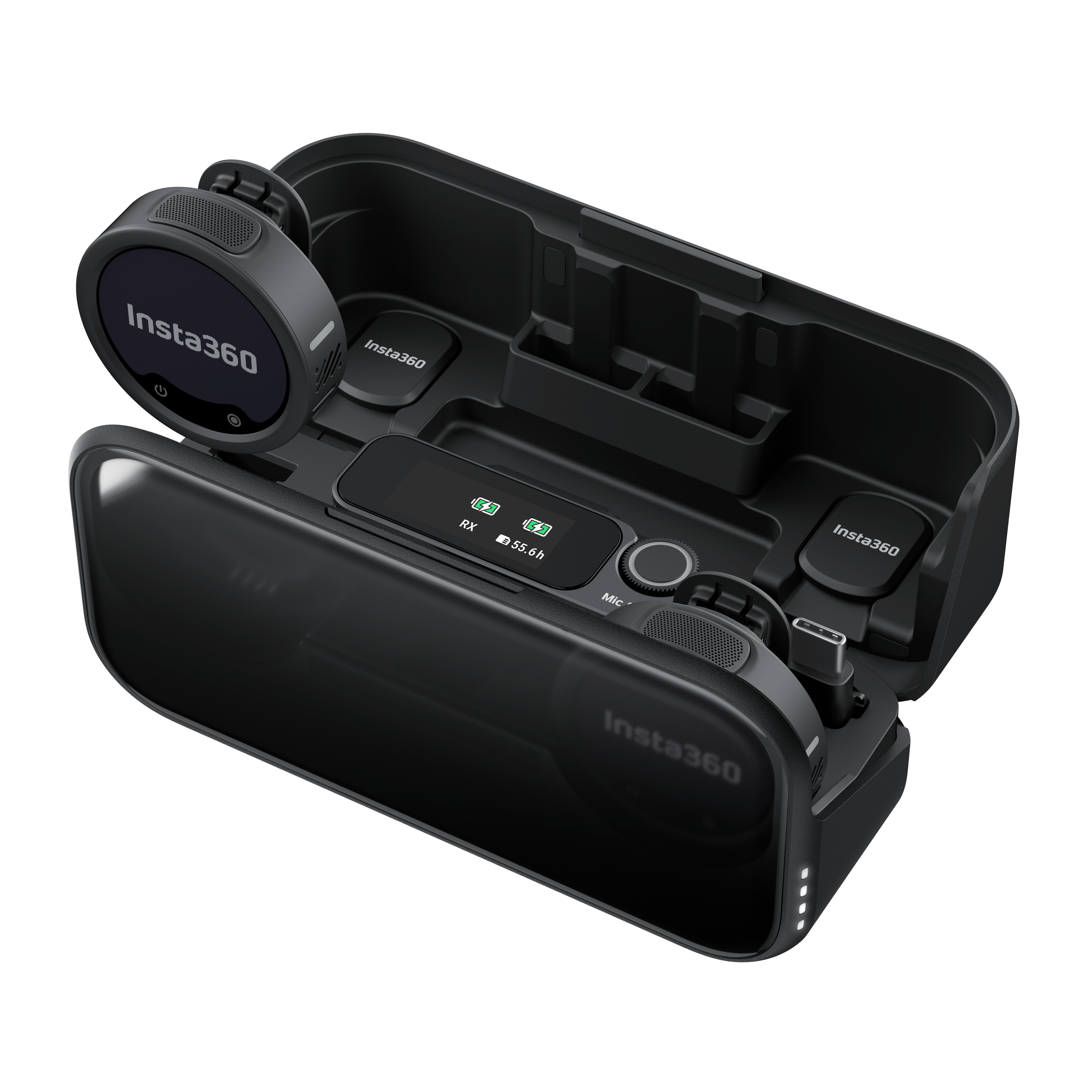 Offenes schwarzes Insta360-Ladecase mit zwei Mikrofonen, Displays und Ladeanzeige.