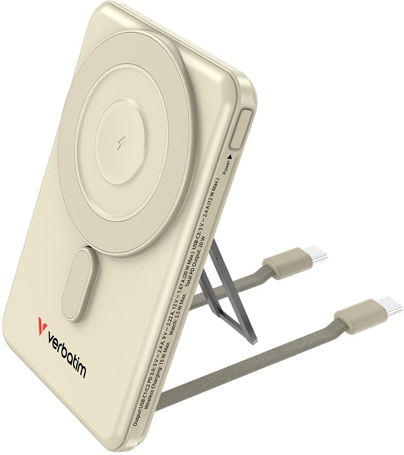 Eine beige Verbatim kabellose Powerbank mit integriertem Ständer, Ein/Aus-Schalter und angeschlossenen USB-C-Kabeln.
