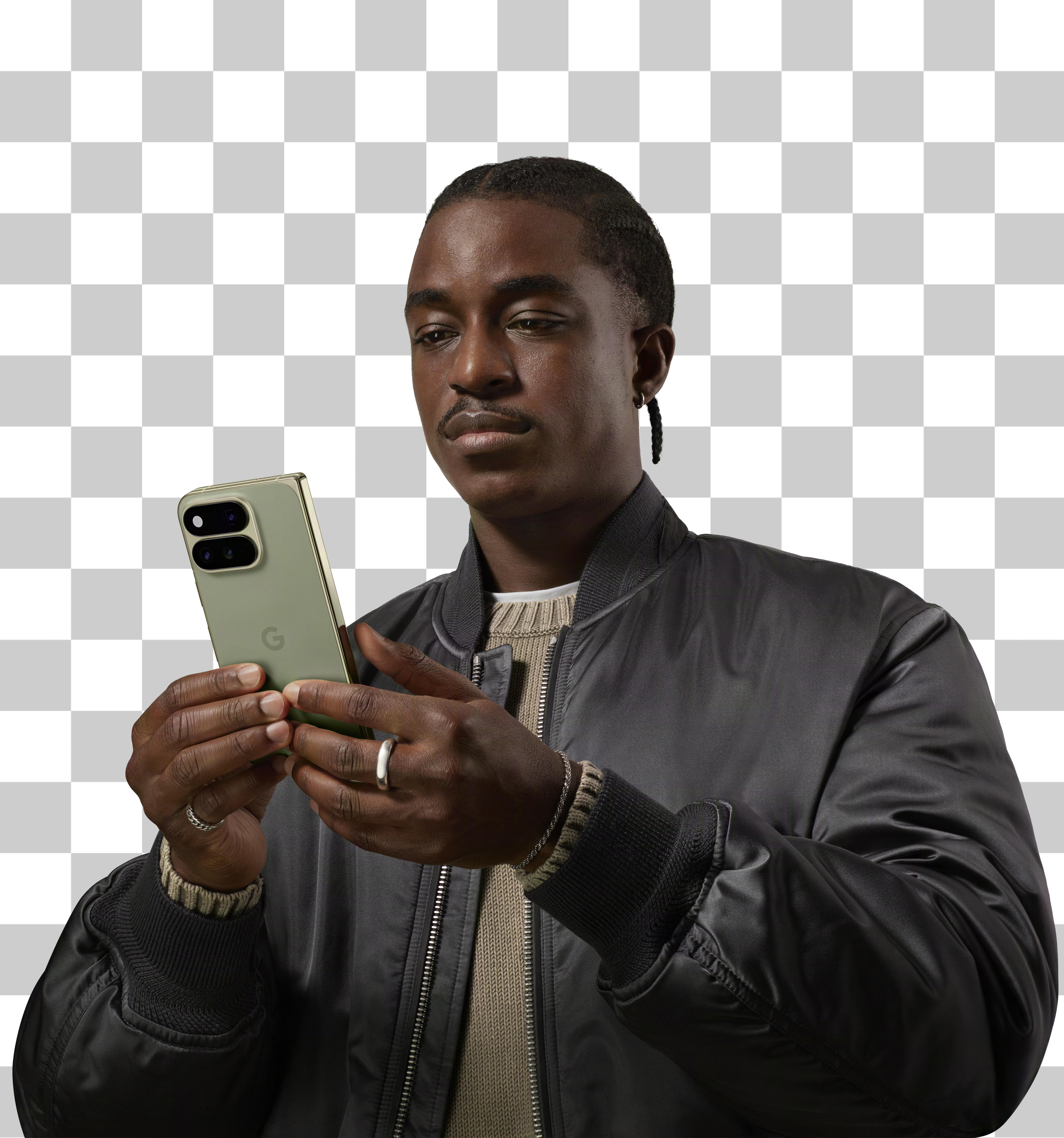 Ein junger Mann mit dunkler Jacke hält ein hellgrünes Smartphone in den Händen und schaut auf den Bildschirm.