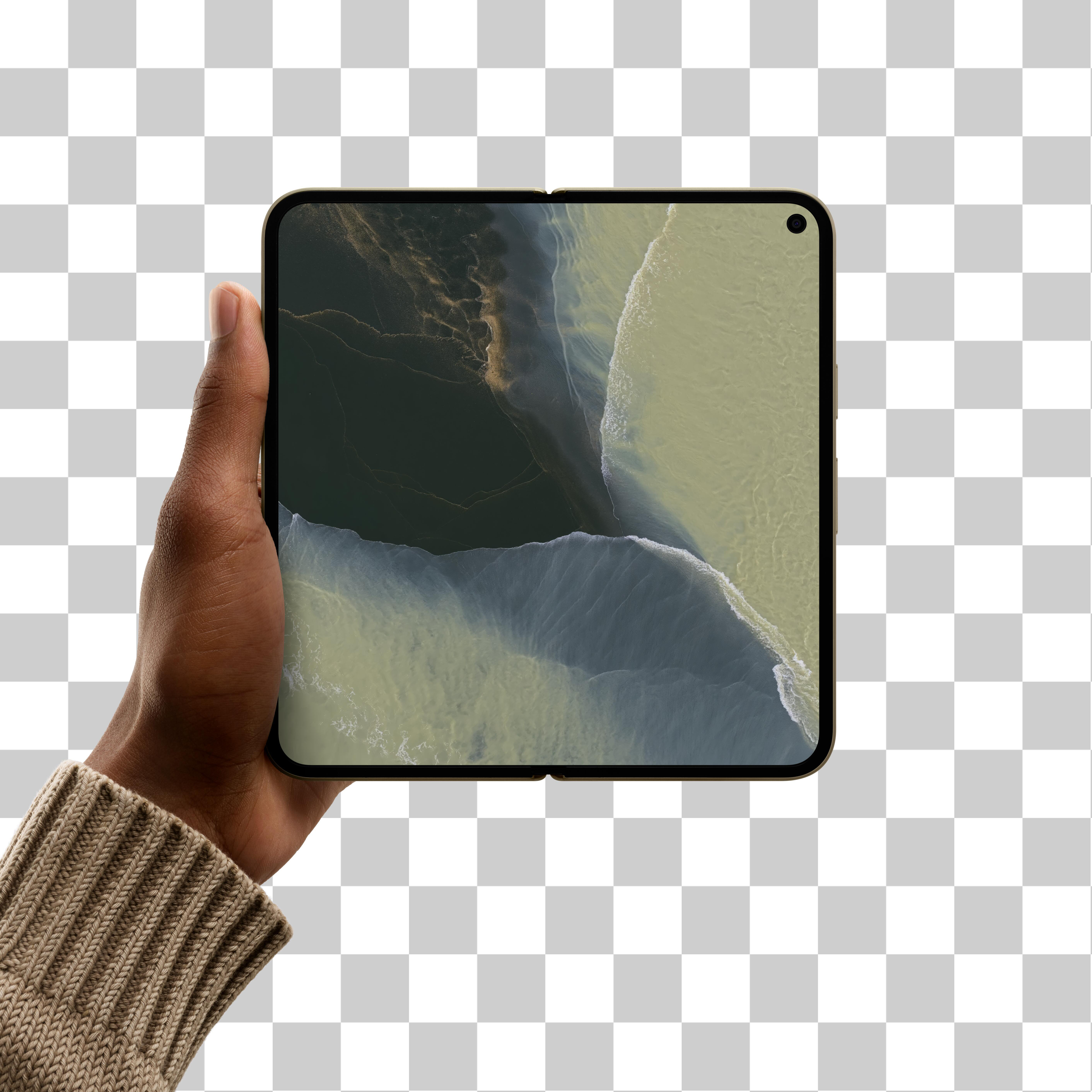 Eine Hand in einem Strickpullover hält ein quadratisches Smartphone mit einem Hintergrundbild einer Meeresküste.