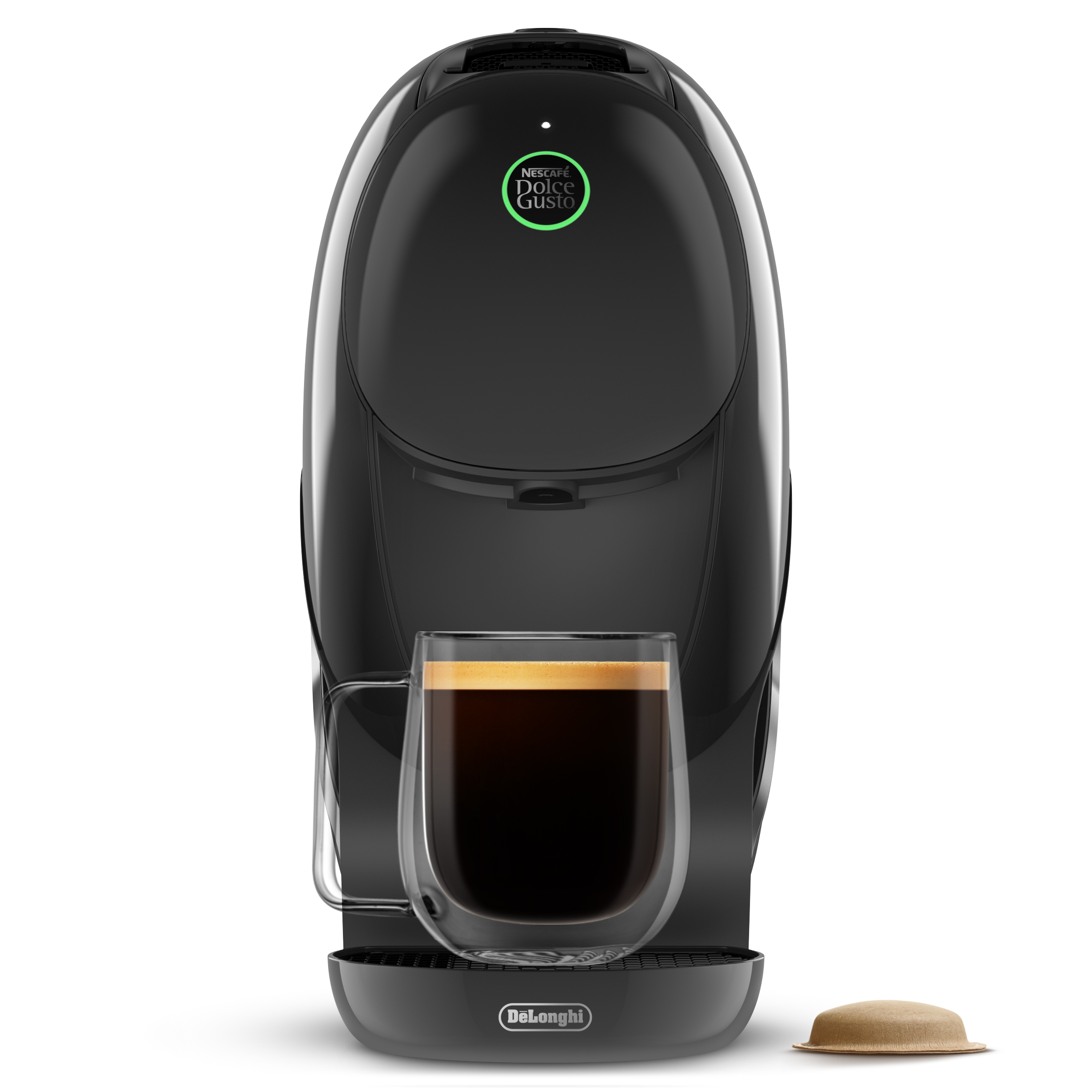 Cafetera negra DeLonghi Dolce Gusto con taza de vidrio llena y cápsula de café.
