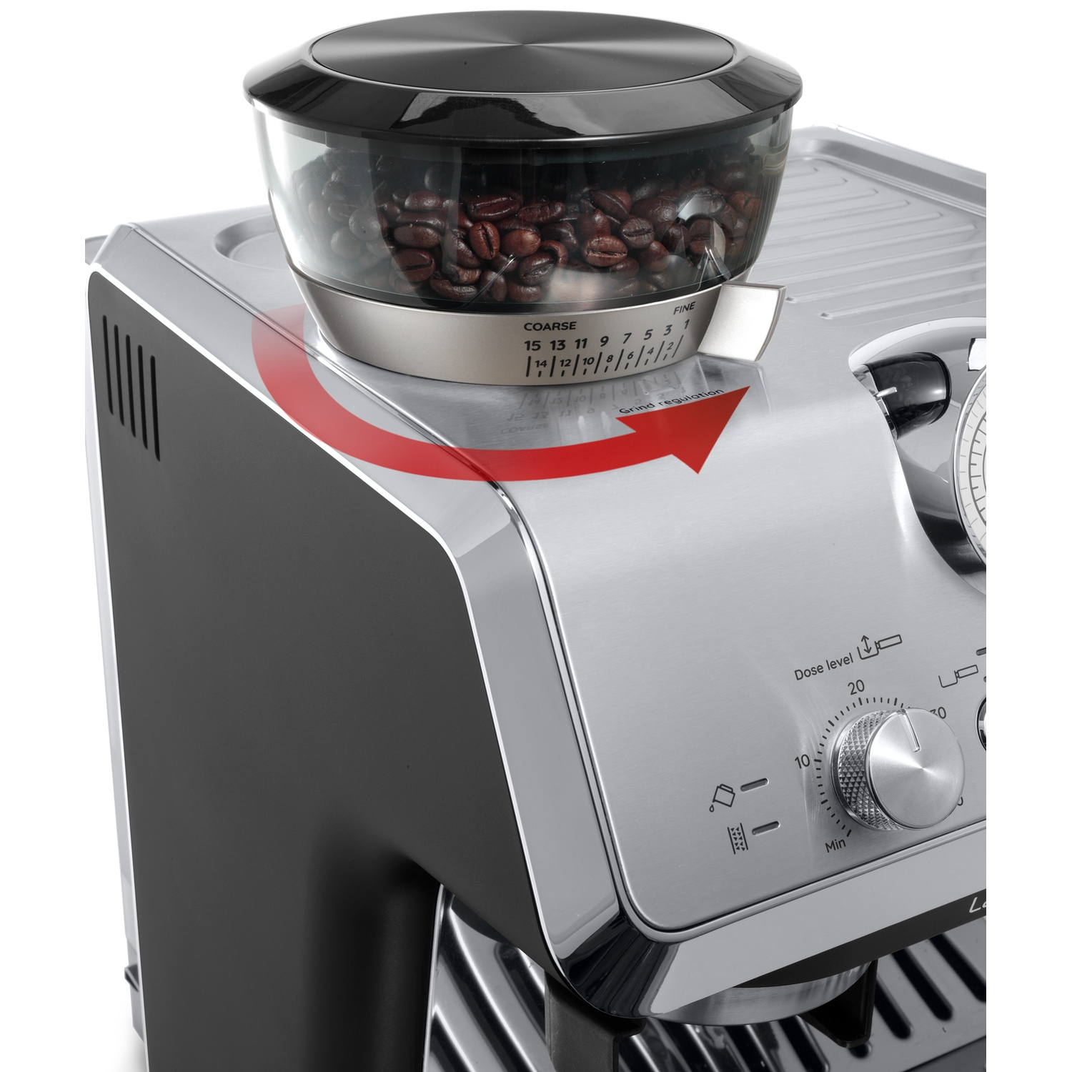 Gros plan sur une machine à espresso argentée et noire avec trémie remplie de grains de café et flèche rouge.