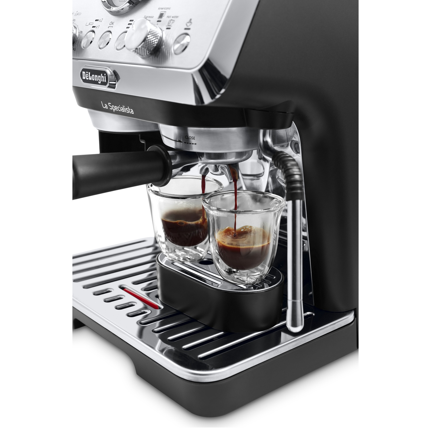 Une machine à espresso DeLonghi noire et argentée versant du café dans deux petites tasses en verre.