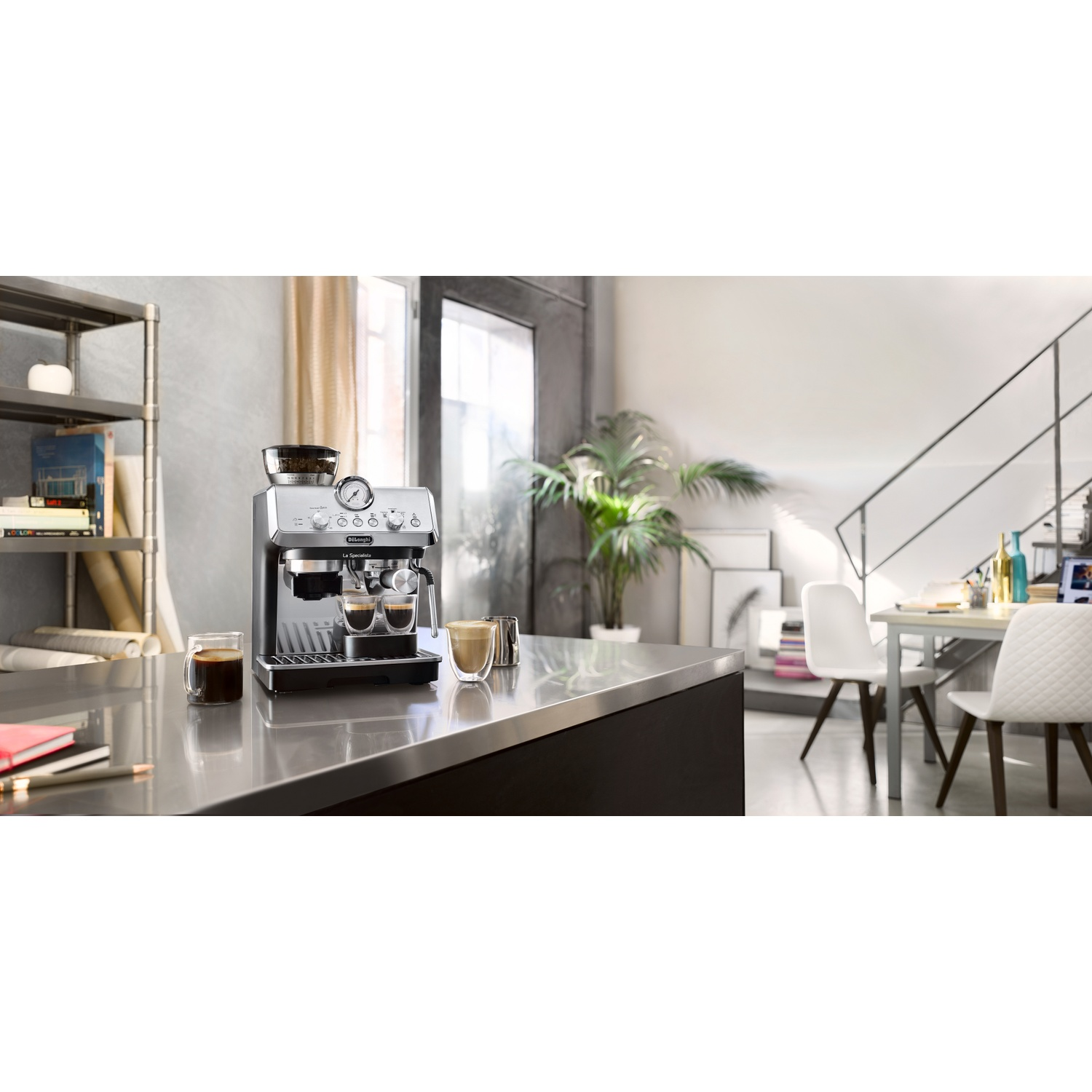 Une machine à espresso en acier inoxydable sur un comptoir avec du café frais dans des verres.
