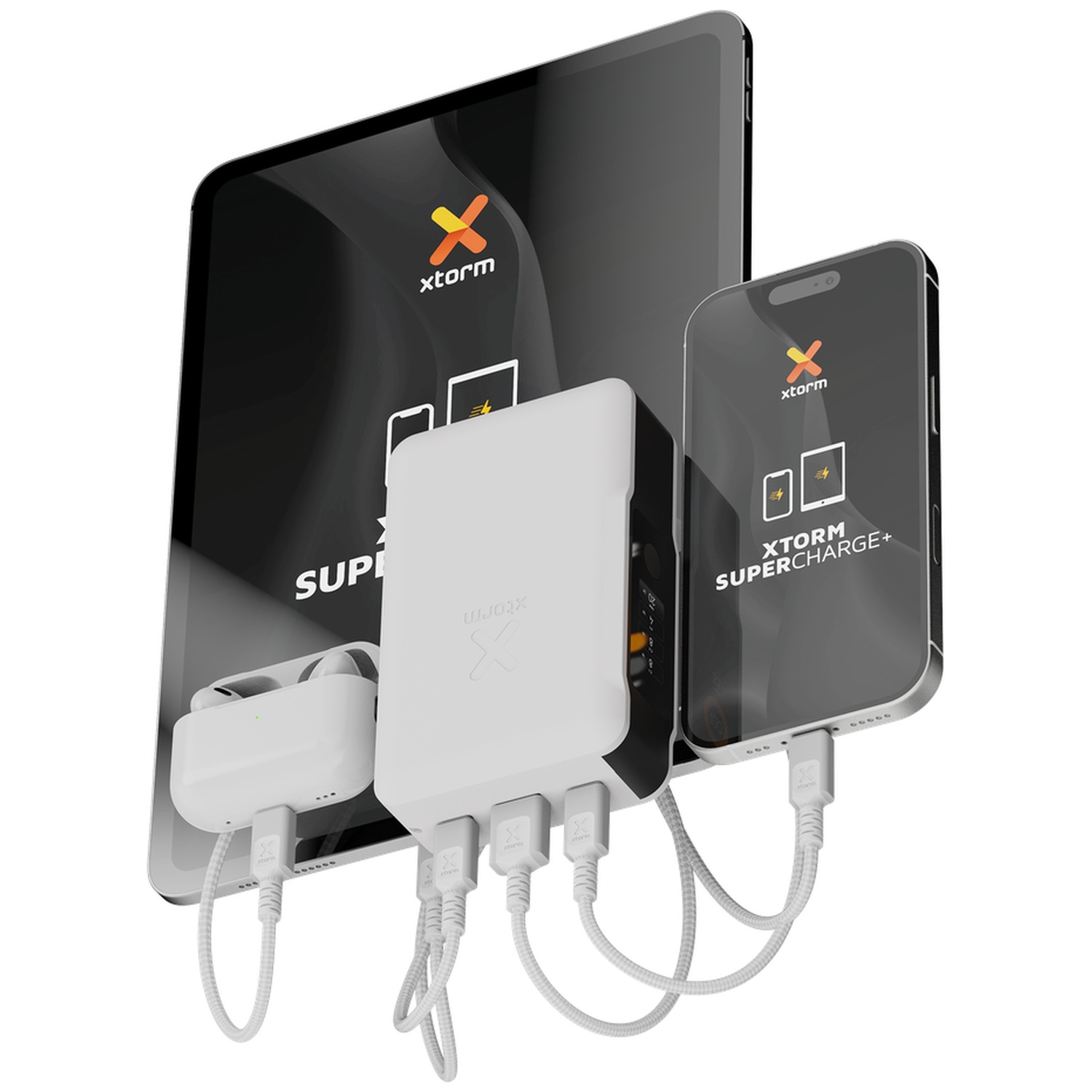 Une batterie externe blanche Xtorm Supercharge charge une tablette, un smartphone et des écouteurs.
