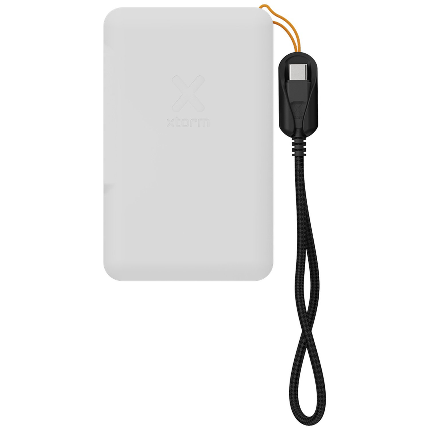Une batterie externe Xtorm blanche avec un câble USB-C noir tressé intégré et une sangle orange sur fond blanc.