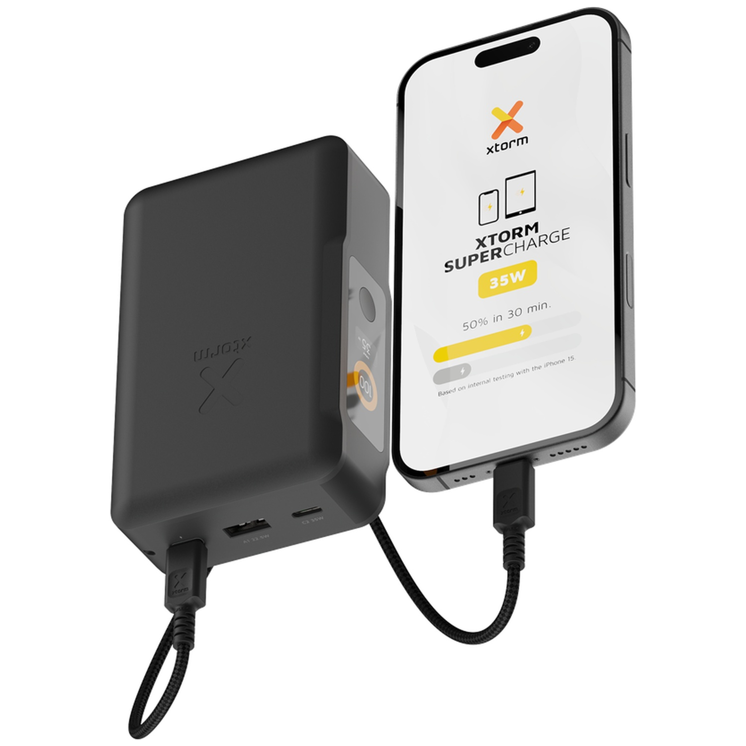 Batterie externe Xtorm noire de 35W chargeant un smartphone.