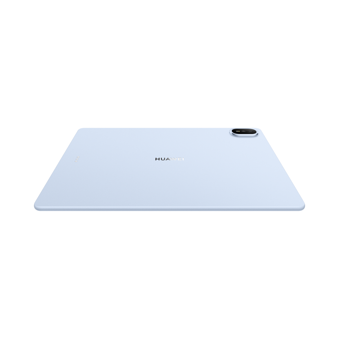 Jasnoniebieski tablet Huawei widziany od tyłu na czarnym tle.