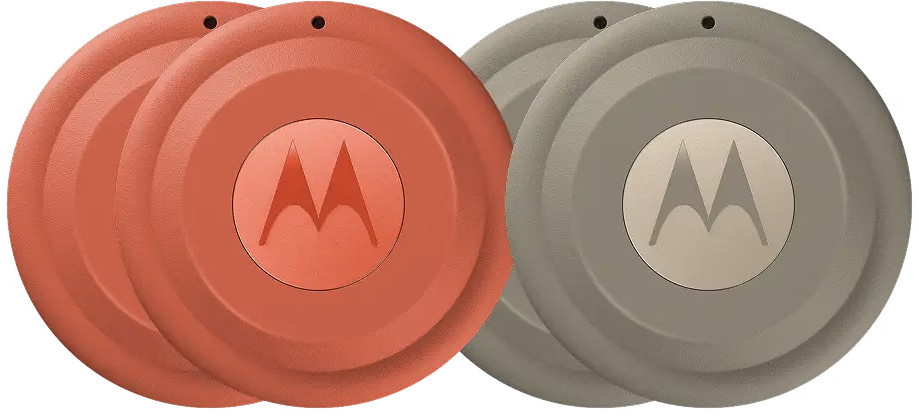 Cztery okrągłe lokalizatory Motorola, dwa w kolorze terakoty i dwa szałwiowe, z logo.