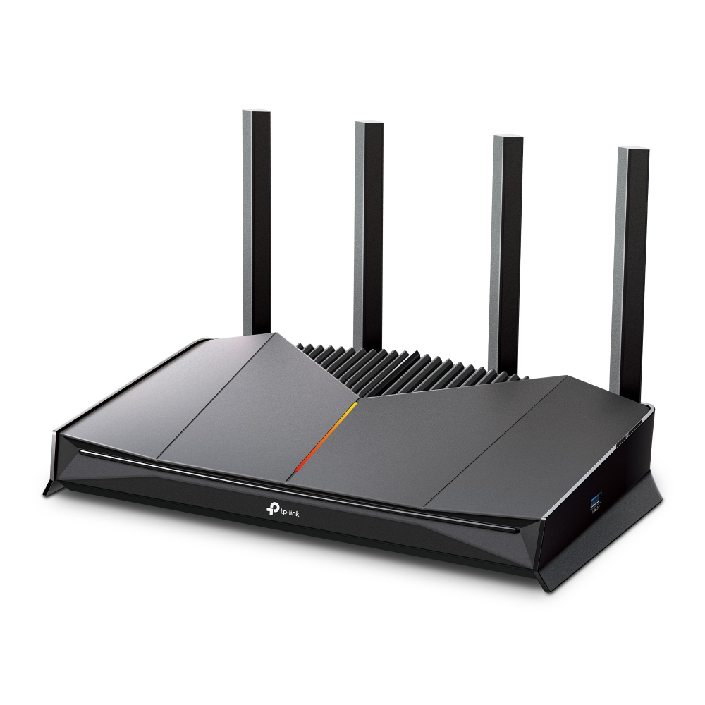 Beyaz arka planda dört dikey antenli ve açılı geometrik kasaya sahip siyah bir TP-Link Wi-Fi yönlendirici.