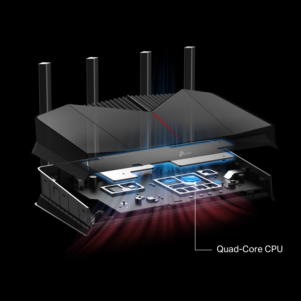 Dört antenli, açıkta devre kartlı ve vurgulanan dört çekirdekli CPU'lu siyah bir yönlendiricinin patlatılmış görünümü.