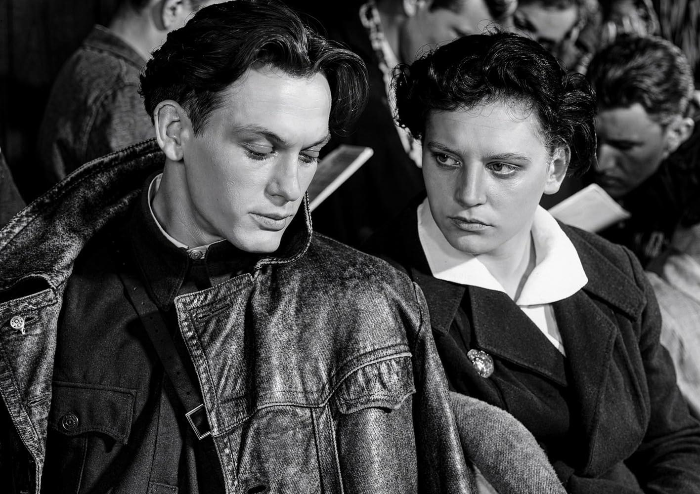 Schwarzweißfoto eines jungen Mannes und einer jungen Frau im Retro-Look in einer Menschenmenge.