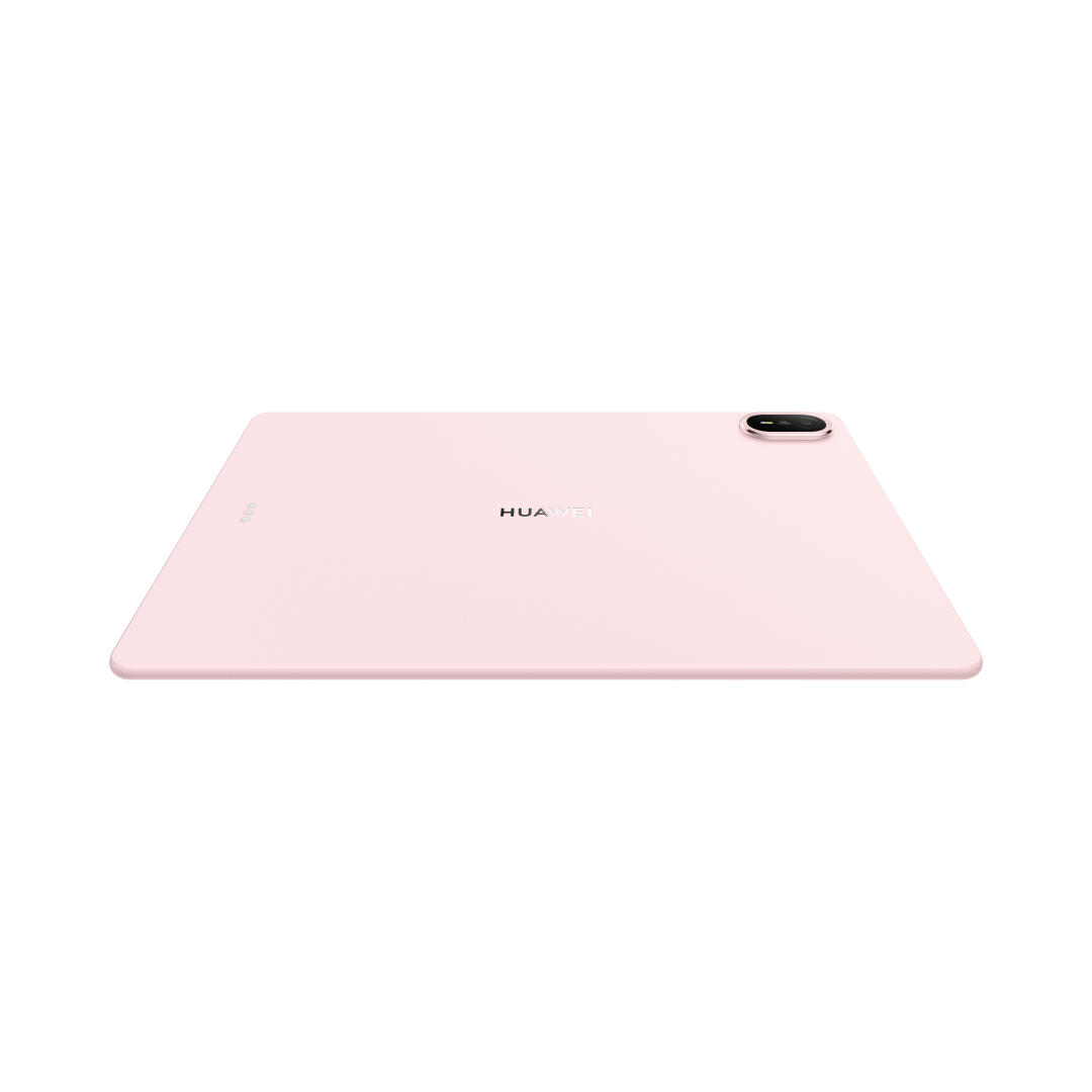 Jasnoróżowy tablet Huawei leży na czarnym tle, pokazując tylny aparat i logo.