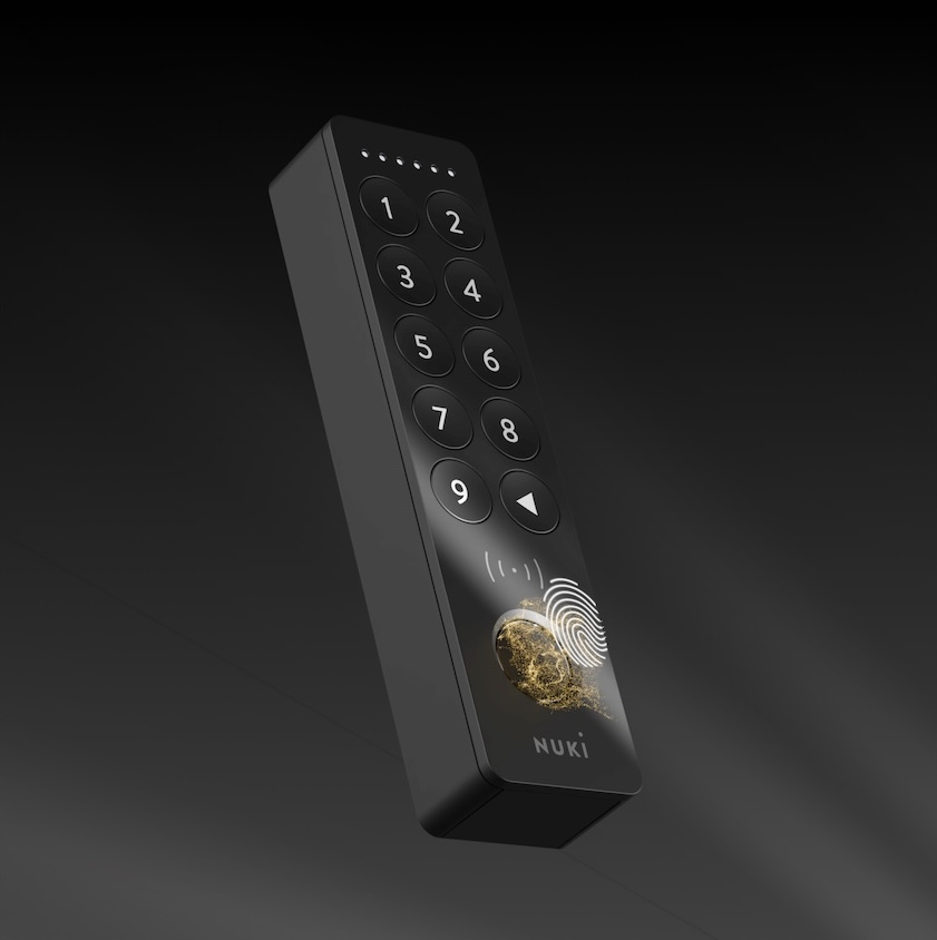 Tastierino Nuki nero con numeri bianchi, freccia e sensore di impronte digitali luminoso su sfondo scuro.