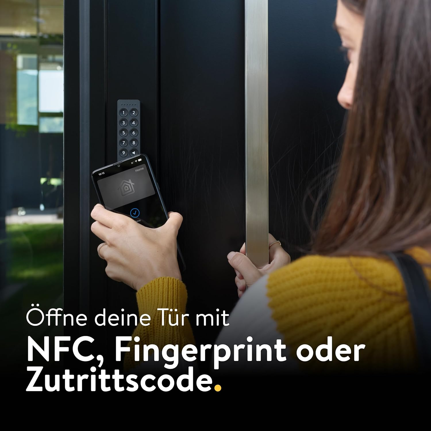 Una donna usa uno smartphone per sbloccare una porta d'ingresso nera con NFC.