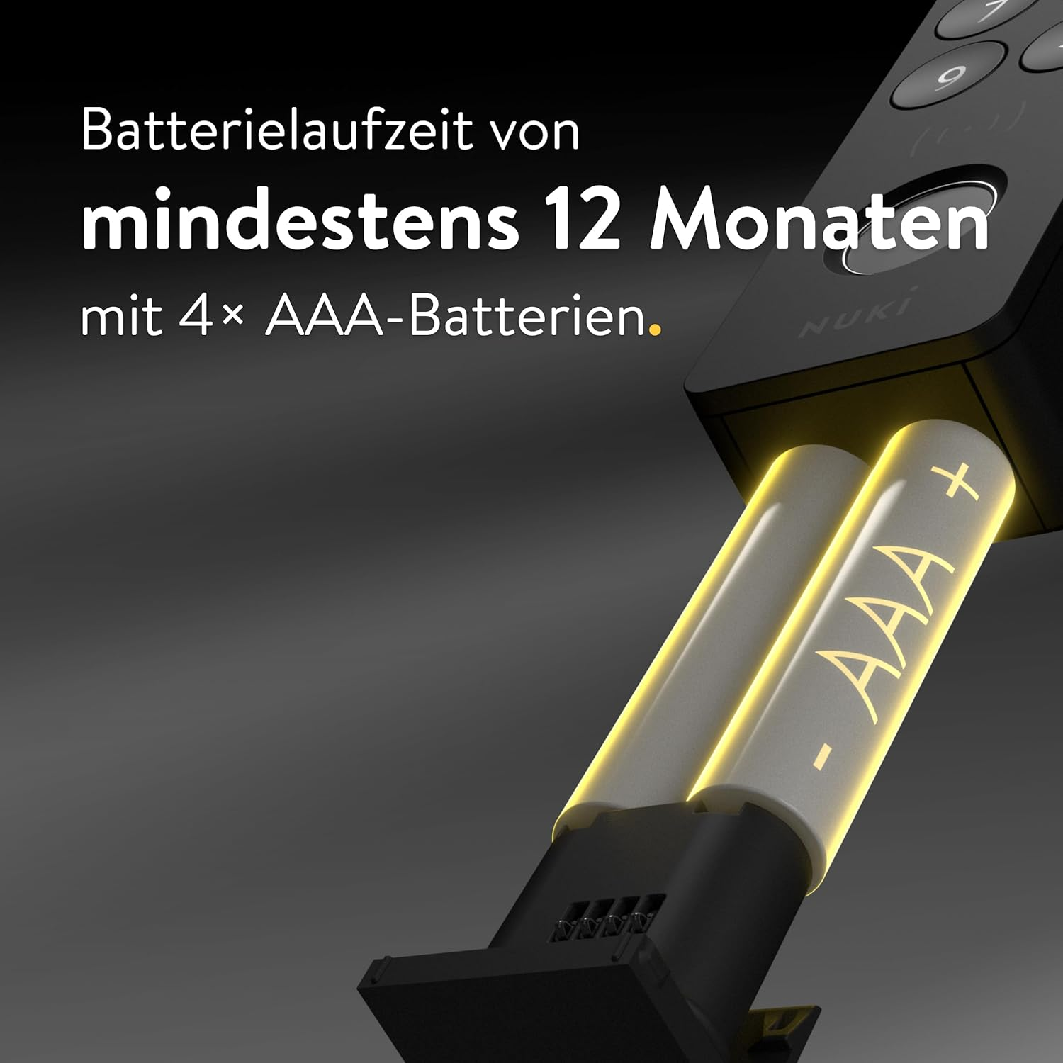 Batterie AAA luminose vengono inserite in un dispositivo Nuki nero, con testo sull'autonomia.