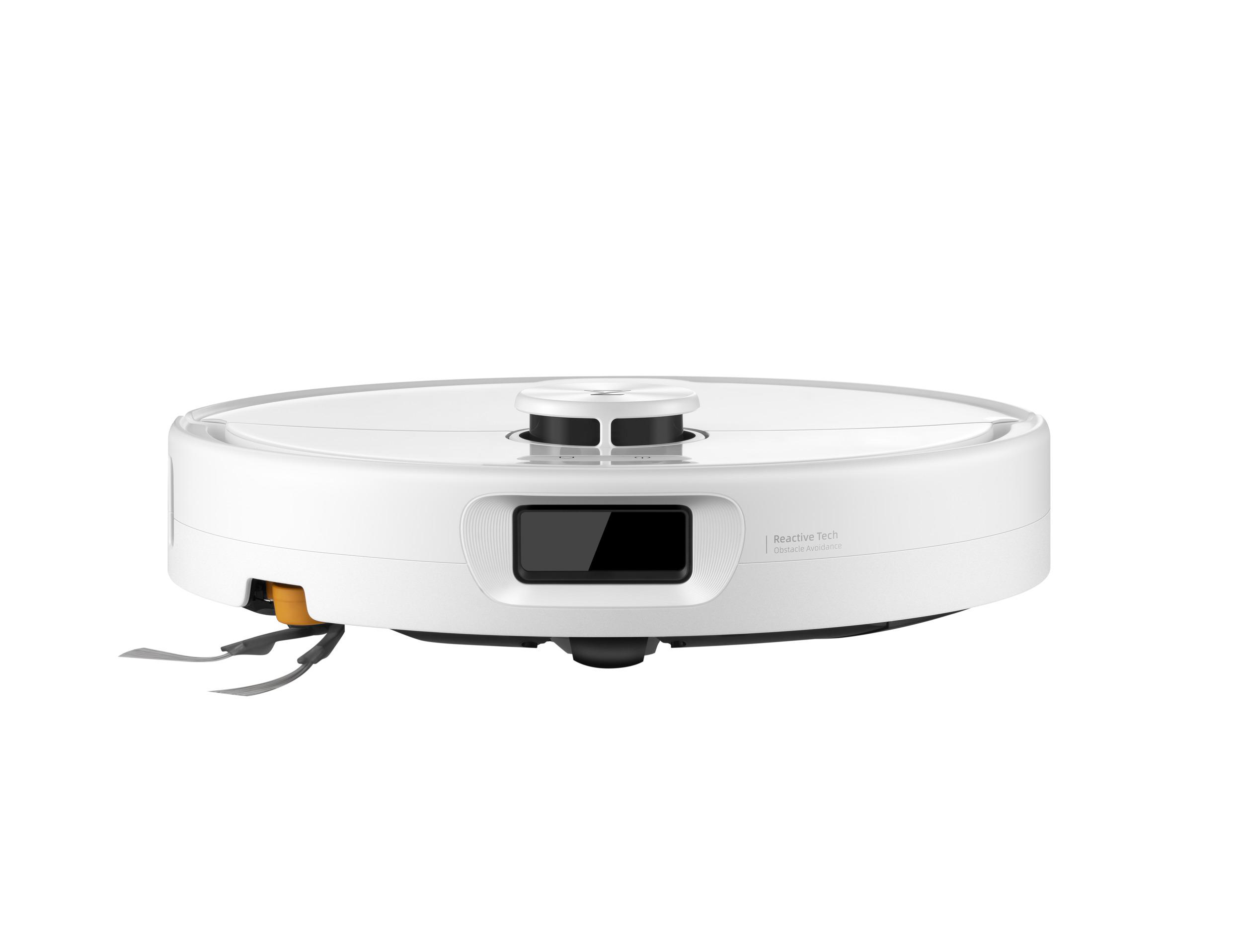 Ein weißer Roboterstaubsauger mit einem schwarzen Sensor und Seitenbürste vor einem weißen Hintergrund.