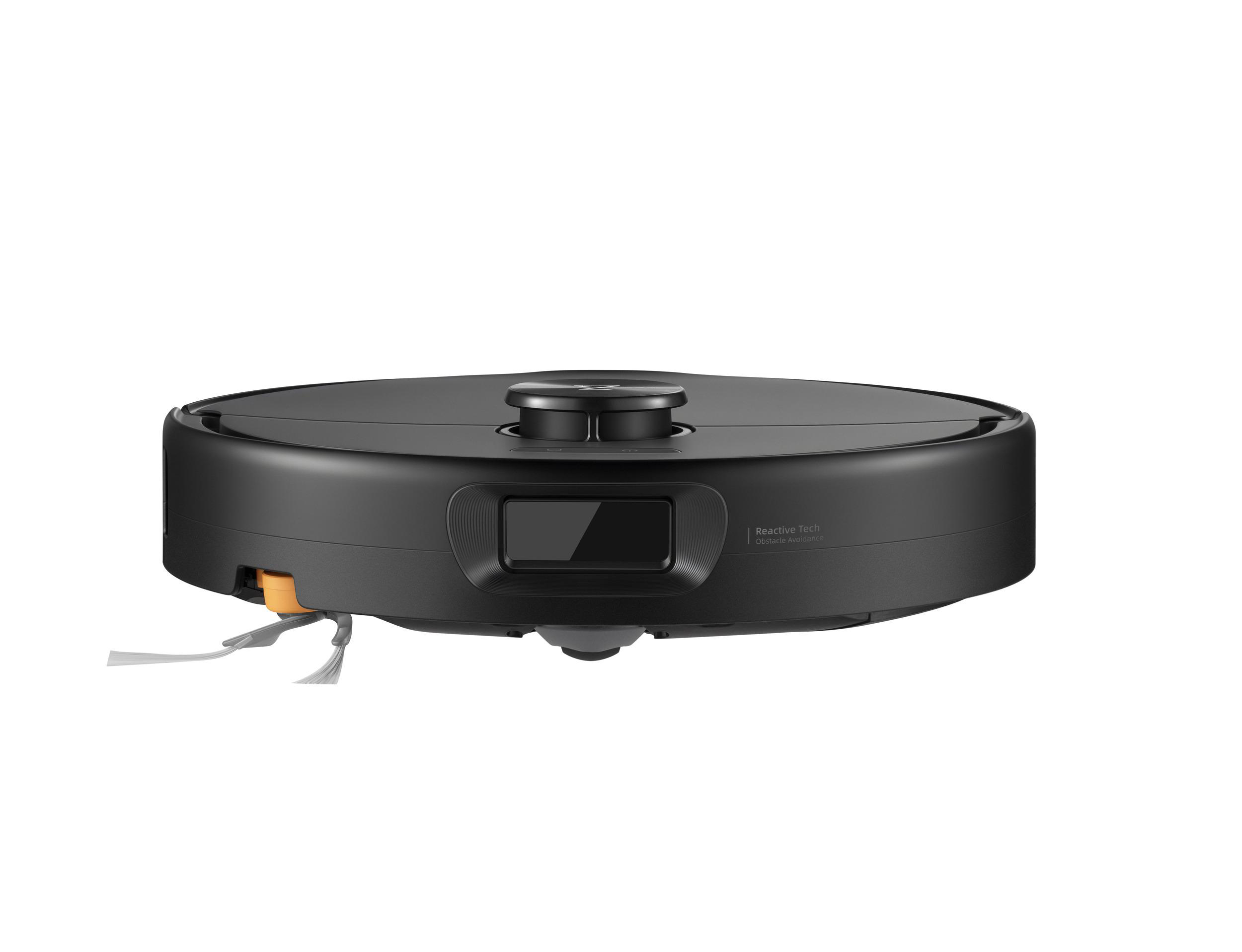 Ein schwarzer Saugroboter mit LiDAR-Sensor oben und Sensoren vorne auf weißem Hintergrund.