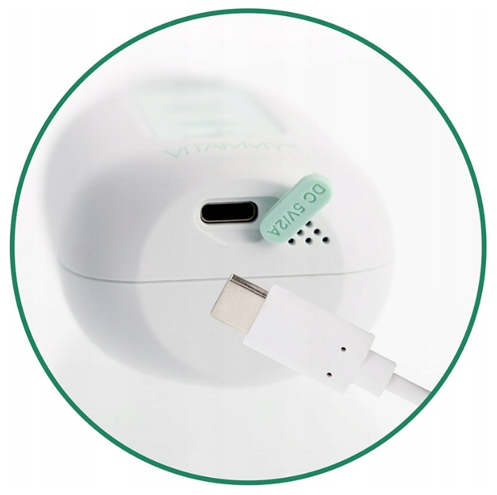 Białe urządzenie elektroniczne z portem ładowania USB-C i pasującym białym kablem zbliżającym się do wtyczki.