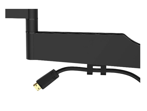 Ein schwarzer Monitorarm mit Kabelmanagement-Clip, der ein schwarzes HDMI-Kabel hält.