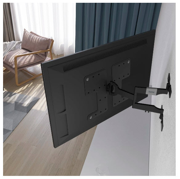 Ein schwarzer Fernseher ist in einem Wohnzimmer mit einer verstellbaren Halterung an einer weißen Wand befestigt.