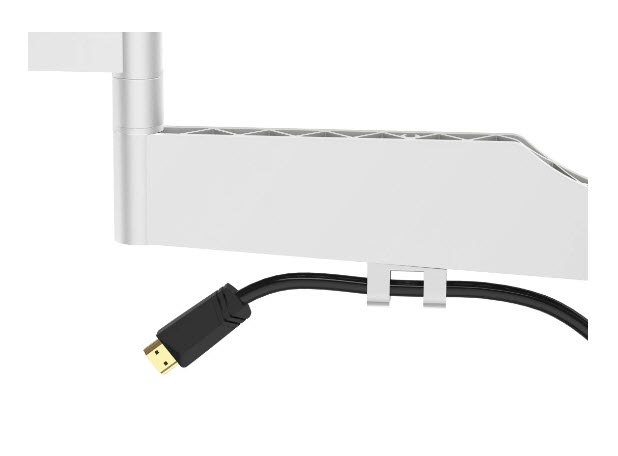 Ein schwarzes HDMI-Kabel ist sauber durch die Kabelführung eines weißen Monitorarms geklemmt.