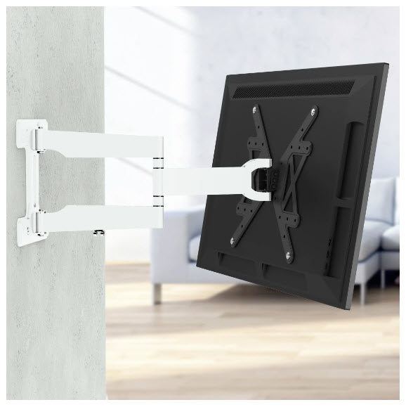 Ein weißer, schwenkbarer Monitorarm an einer Wand, an dem ein schwarzer Monitor befestigt ist.