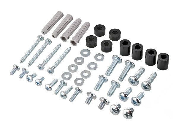 Verschiedene Metallschrauben, Unterlegscheiben, schwarze Abstandshalter und graue Dübel auf weißem Hintergrund.