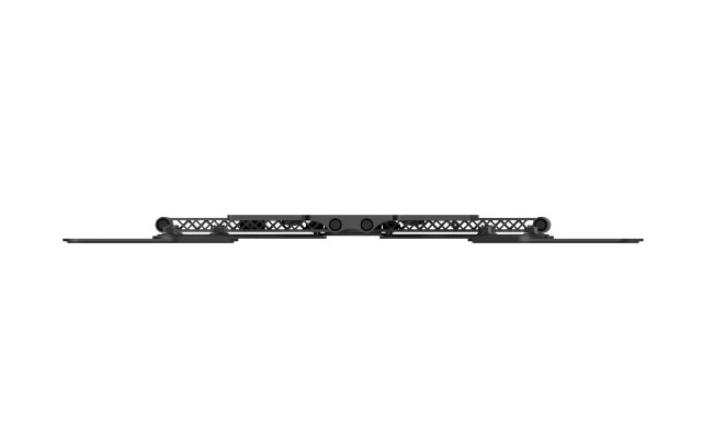 Eine schwarze, symmetrische Metallhalterung mit durchbrochenem Muster auf weißem Hintergrund.