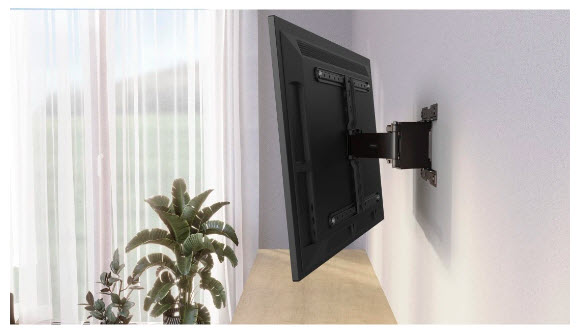 Ein schwarzer Flachbildfernseher ist mit einer verstellbaren Halterung an einer hellen Wand montiert.