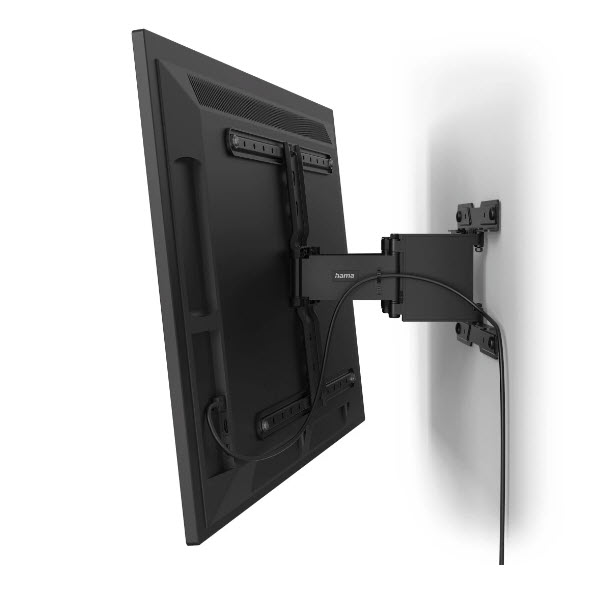 Schwarzer Fernseher an einer verstellbaren Wandhalterung vor einer hellen Wand.