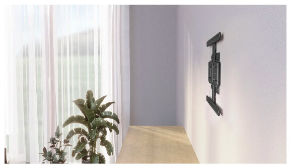 Schwarze TV-Wandhalterung an einer hellen Wand neben einem Fenster und einer Pflanze.