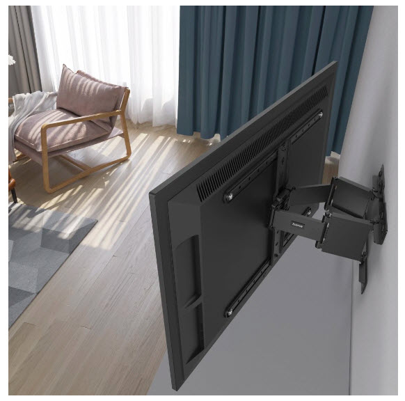 Flacher Fernseher hängt an einer schwenkbaren Wandhalterung in einem hellen Zimmer mit Sessel.
