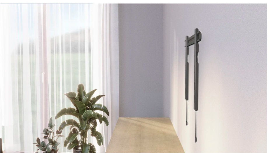 Eine schwarze TV-Halterung ist an einer hellen Wand montiert, neben einem Fenster mit Vorhang und grünen Pflanzen.
