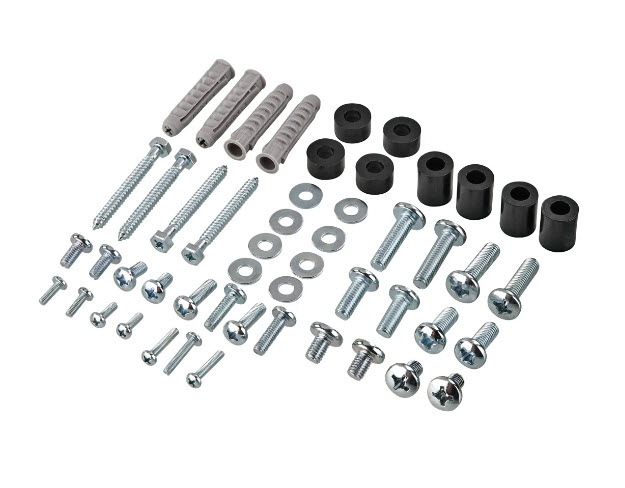 Set mit Schrauben, Unterlegscheiben, Dübeln und Abstandshaltern auf weißem Grund.