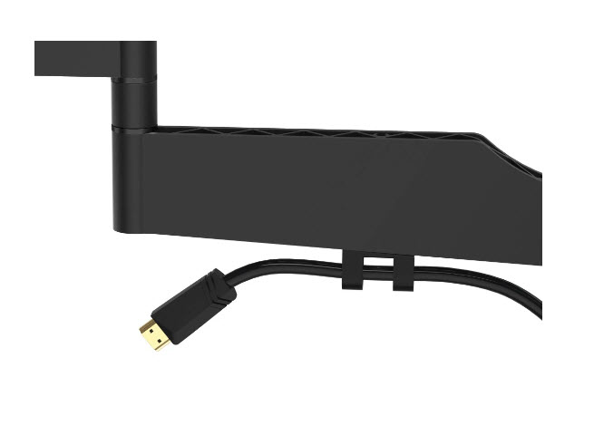 Ein schwarzes HDMI-Kabel verläuft ordentlich unter einem schwarzen Monitorarm gegen einen hellen Hintergrund.