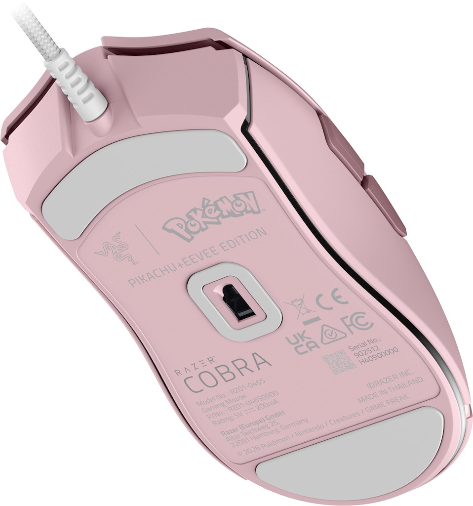 Dessous d'une souris de jeu Razer Cobra rose avec design Pokémon et câble blanc.