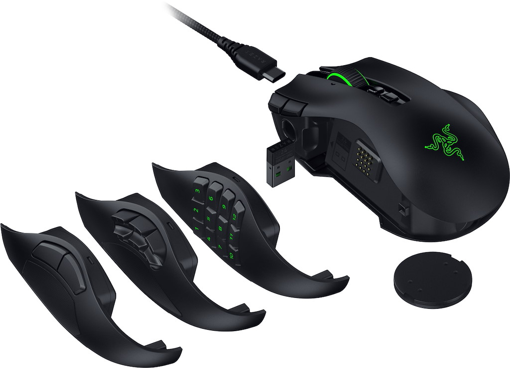Mouse da gioco nero con tre piastre laterali intercambiabili, cavo USB e ricevitore su sfondo bianco.