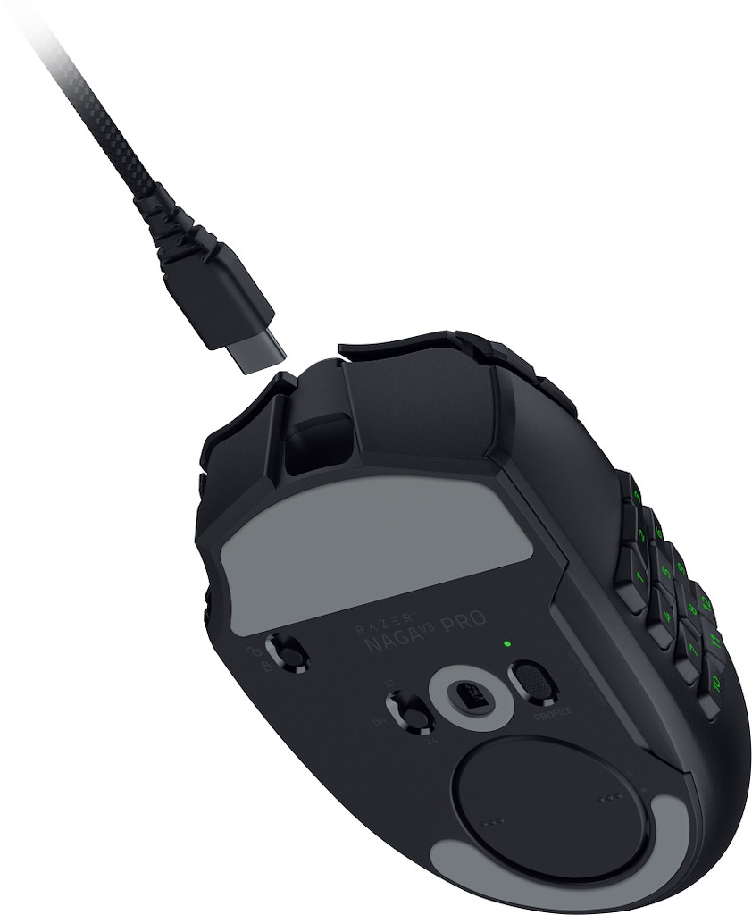 Parte inferiore di un mouse nero Razer Naga V3 Pro con cavo USB-C collegato.