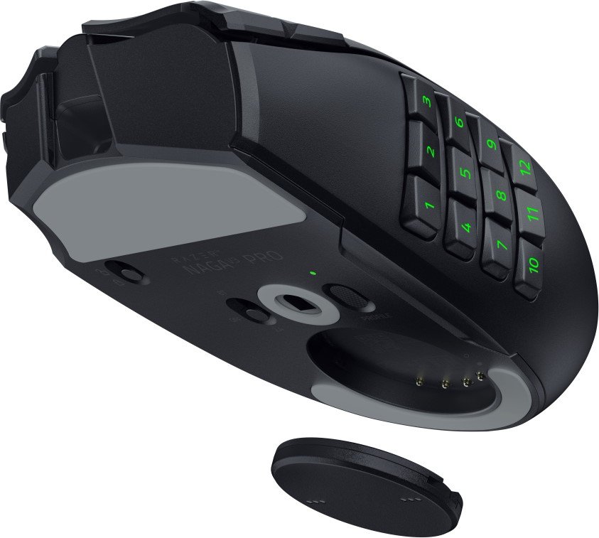 Un mouse da gioco Razer nero con pannello laterale a 12 pulsanti e coperchio magnetico staccato sotto su sfondo bianco.