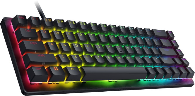 Una tastiera meccanica nera con vibrante retroilluminazione RGB, inclinata su sfondo bianco.