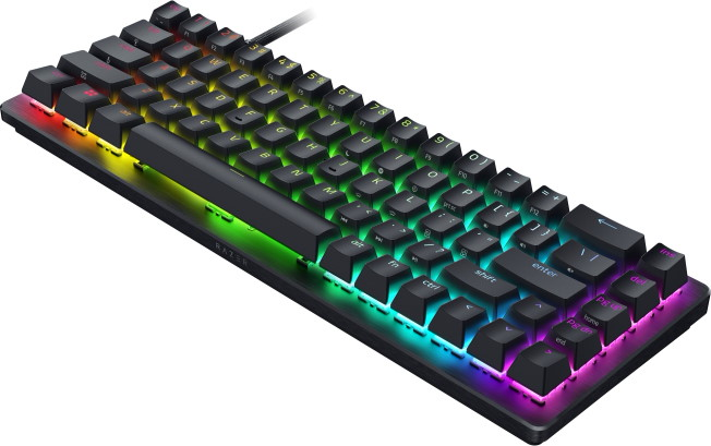 Tastiera meccanica nera con vibrante retroilluminazione RGB su sfondo bianco.