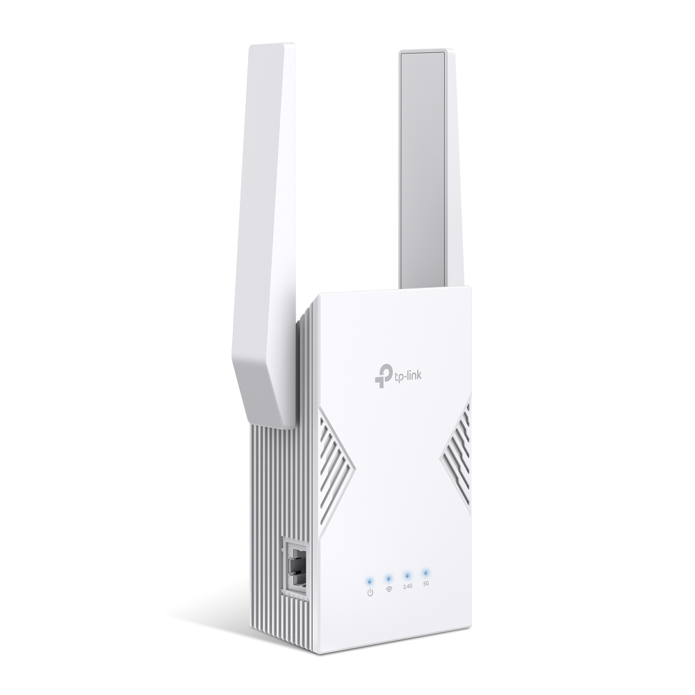 Beyaz arkaplanda iki antenli ve LED göstergeli beyaz bir TP-Link Wi-Fi menzil genişletici.