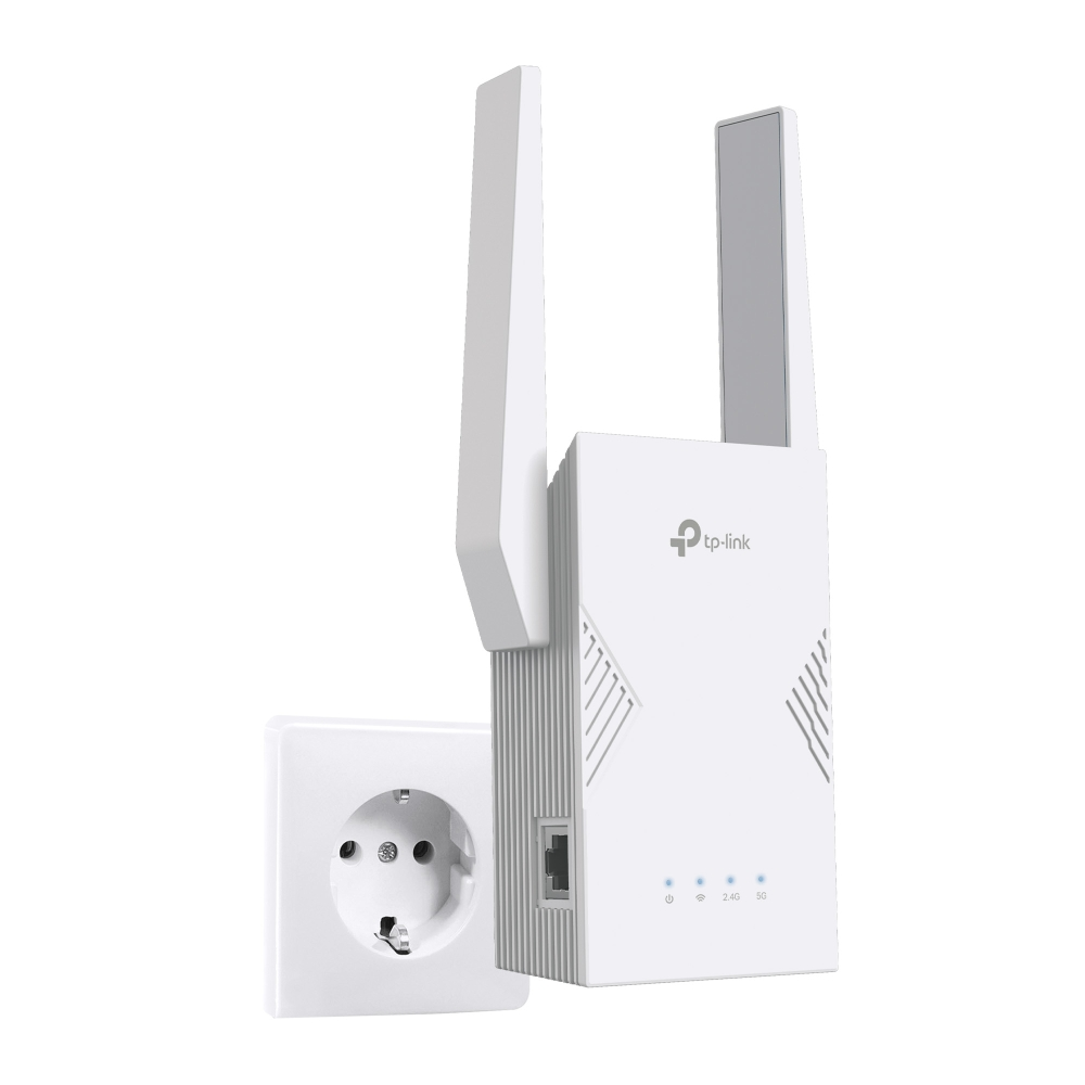 İki antenli beyaz bir TP-Link Wi-Fi menzil genişletici, Avrupa tipi bir prizin yanında duruyor.