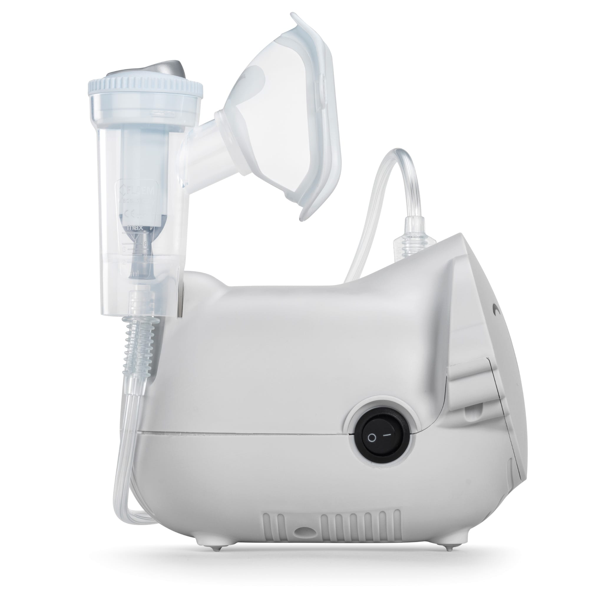 Biały nebulizator medyczny z przezroczystą maską i wężykiem na białym tle.
