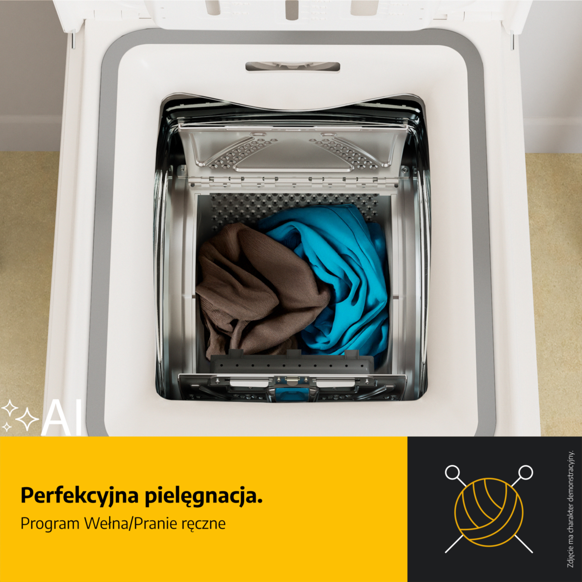 Otwarta pralka ładowana od góry z brązowymi i niebieskimi ubraniami.