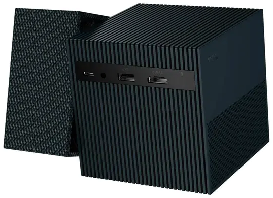 Fekete, kocka alakú mini PC függőleges lamellákkal és elülső csatlakozókkal fekete háttér előtt.