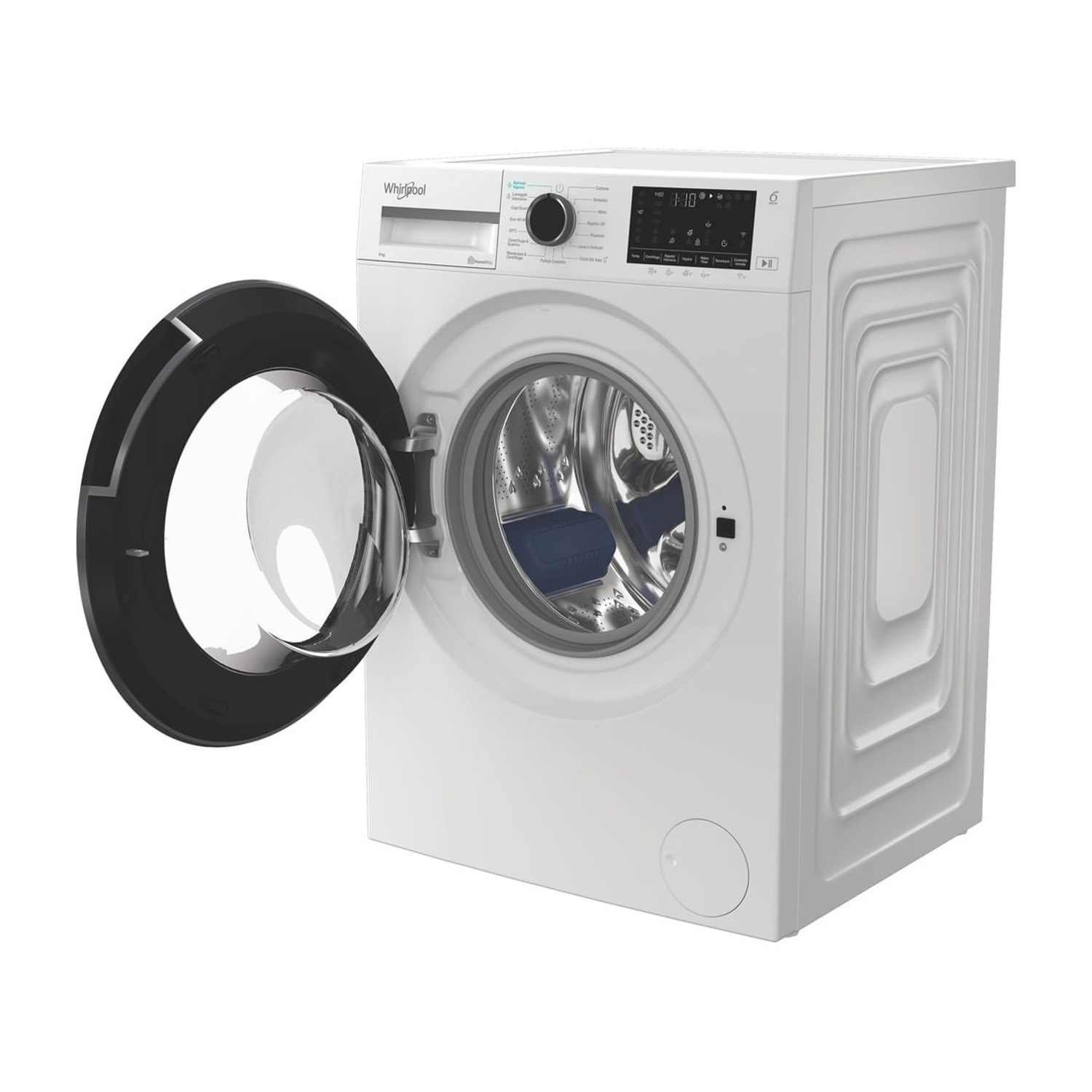 Una lavatrice Whirlpool bianca con lo sportello aperto su sfondo bianco.