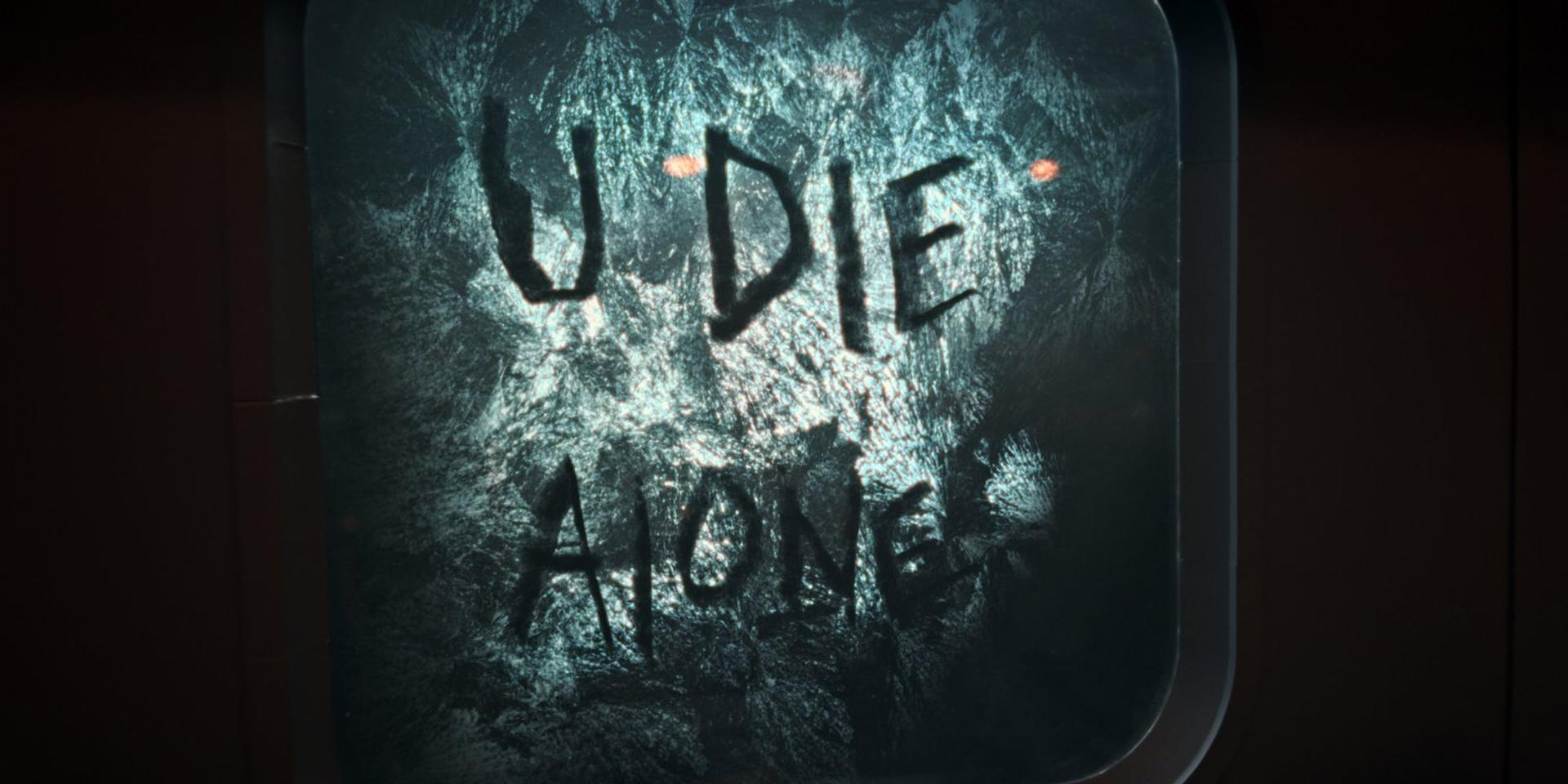 Der Satz 'U DIE ALONE' steht auf einem frostigen, dunklen Fenster mit zwei leuchtend roten Lichtern im Hintergrund.