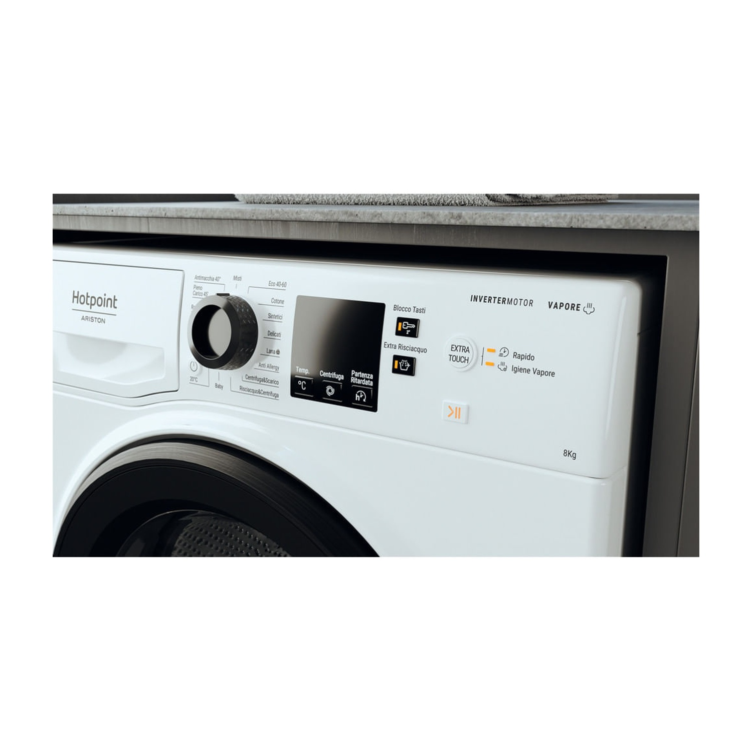 Pannello di controllo di una lavatrice bianca Hotpoint Ariston con manopola e display digitale.